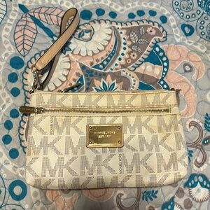 Micheal Kors wristlet